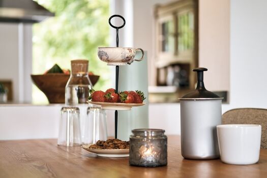 Genussvolle Momente mit Blick in den grünen Garten