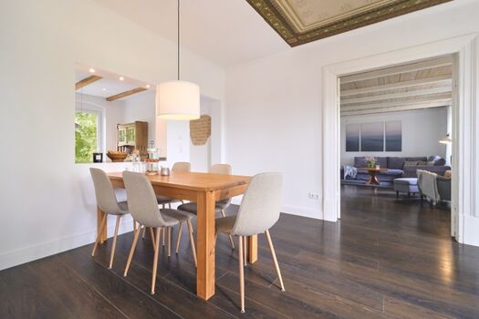 Essbereich mit Zugang zur Küche 