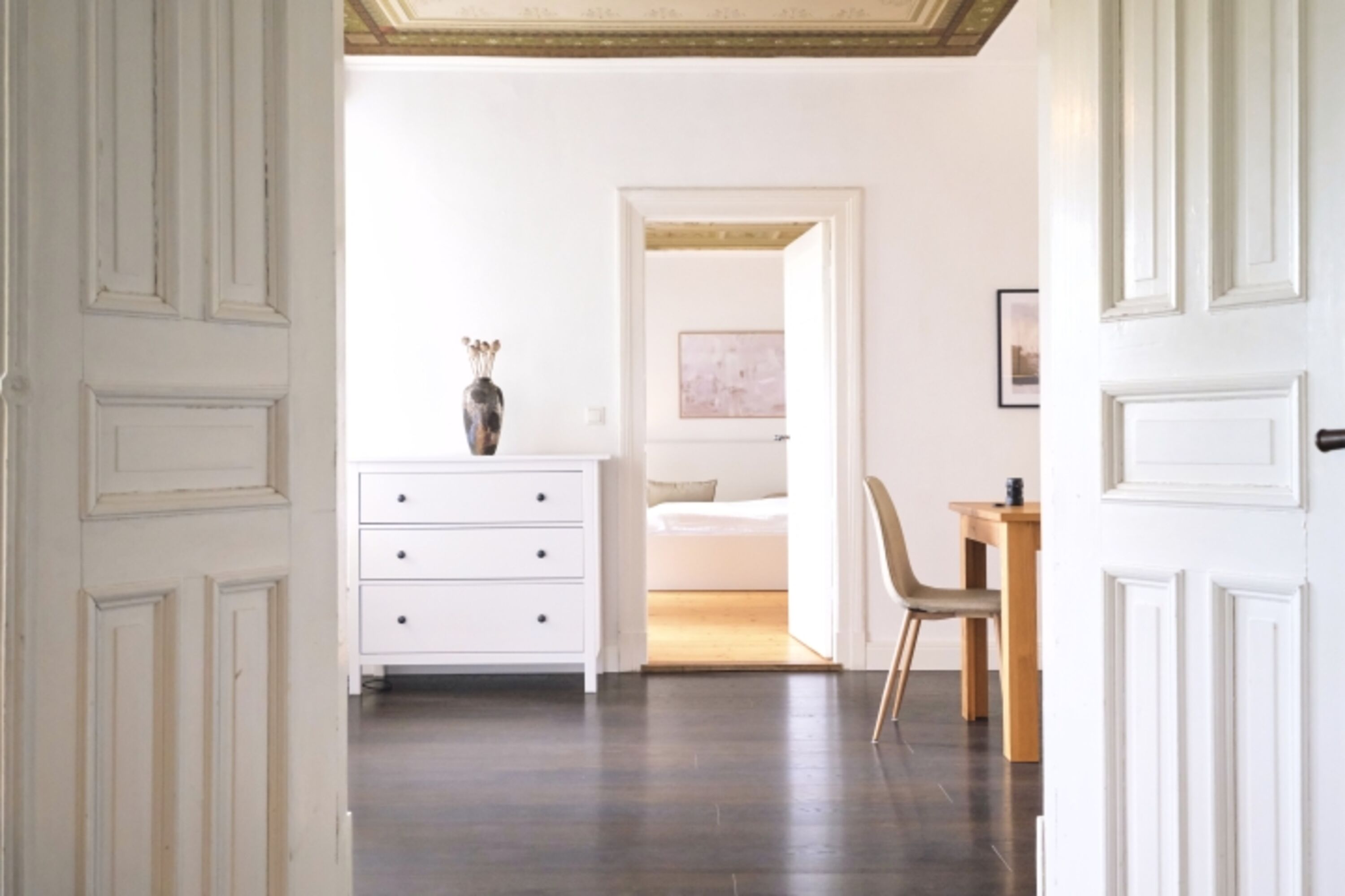 Die Weitläufigkeit der Wohnung: Blick vom Wohnzimmer zum Essbereich und ins Schlafzimmer