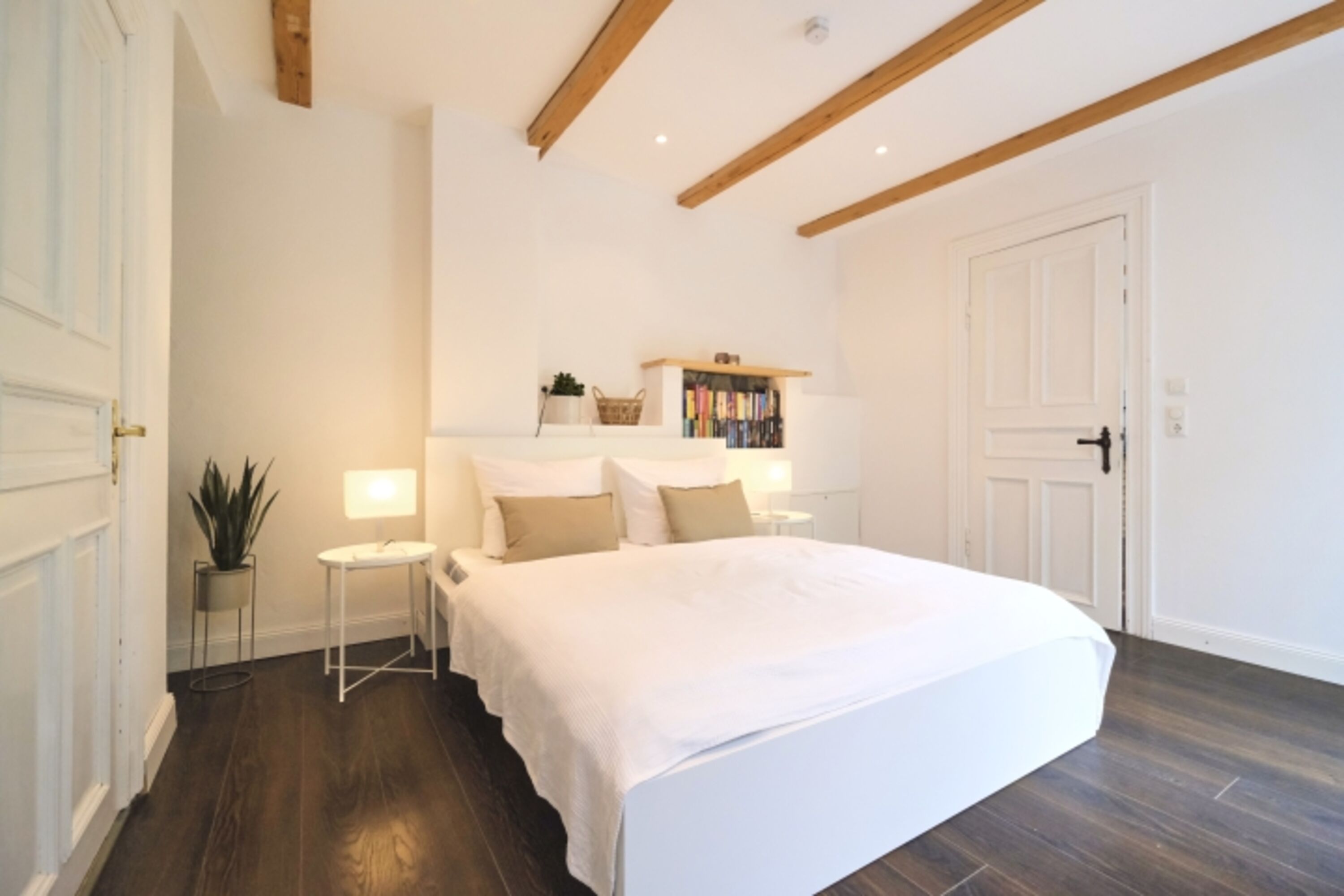 Schlafzimmer zur Gartenseite mit Doppelbett (140x200cm)