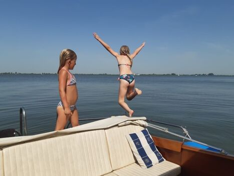 schwimmen im See de Brekken