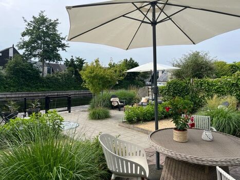 Garten ist komplett eingezaunt auch am Wasser entlang