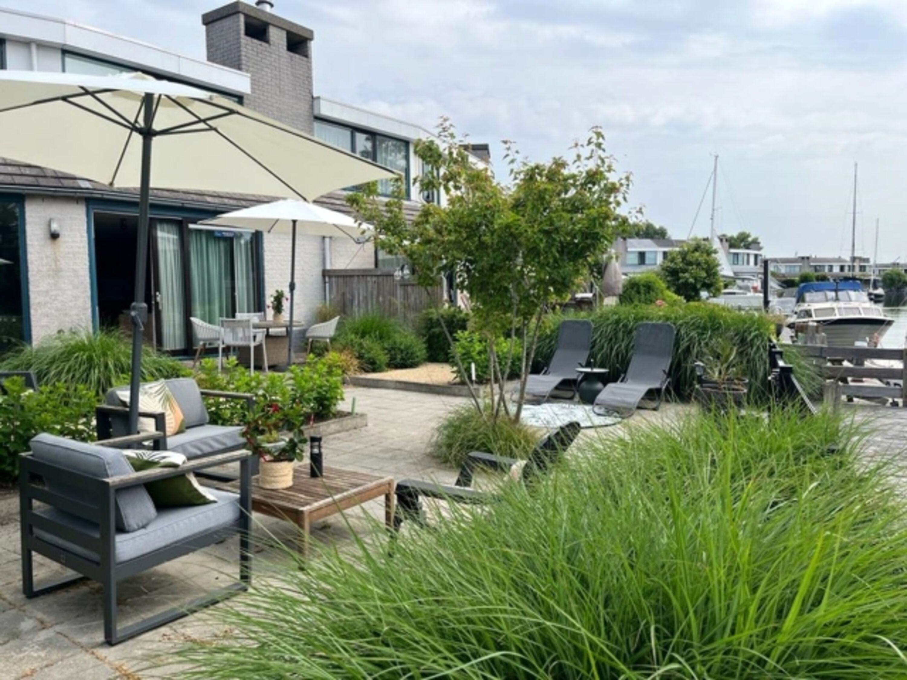 Haus am Wasser mit Bootssteg