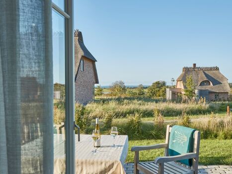 Ein Glas Wein auf der Terrasse und Ostseeblick genießen