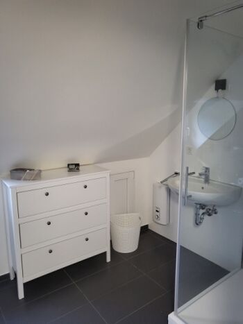 Badezimmer mit Dusche/WC