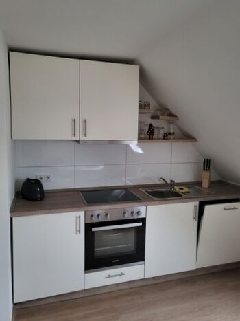 nagelneue Küche mit Backofen und Geschirrspüler