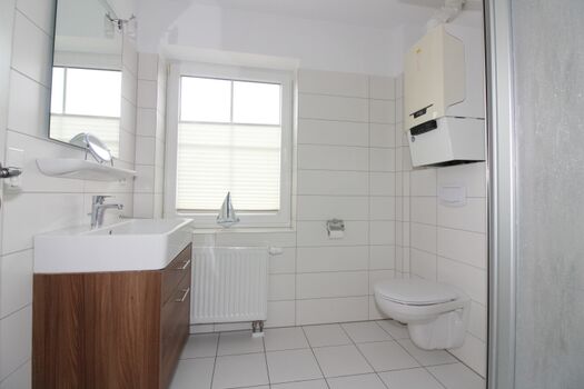 Eines von zwei Badezimmern im Haus