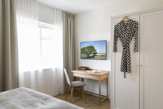 Im oberen Schlafzimmer - Schreibtisch und großer Fernseher