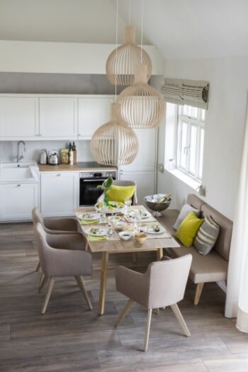 Gemütliches Beisammensein am grossen Esstisch