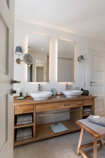 Stilvolles Badezimmer mit Doppelwaschbecken 