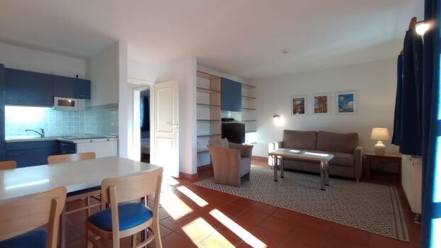 Die gut ausgestatte Küche findet sich hinter dem Essplatz