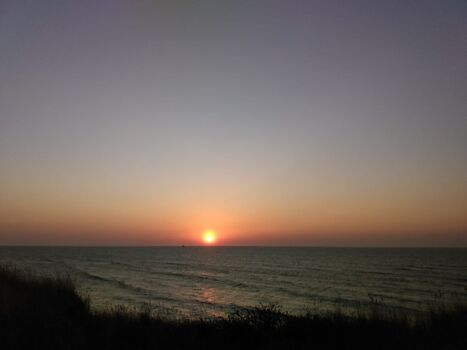 Sonnenuntergang überm Meer im Frühling