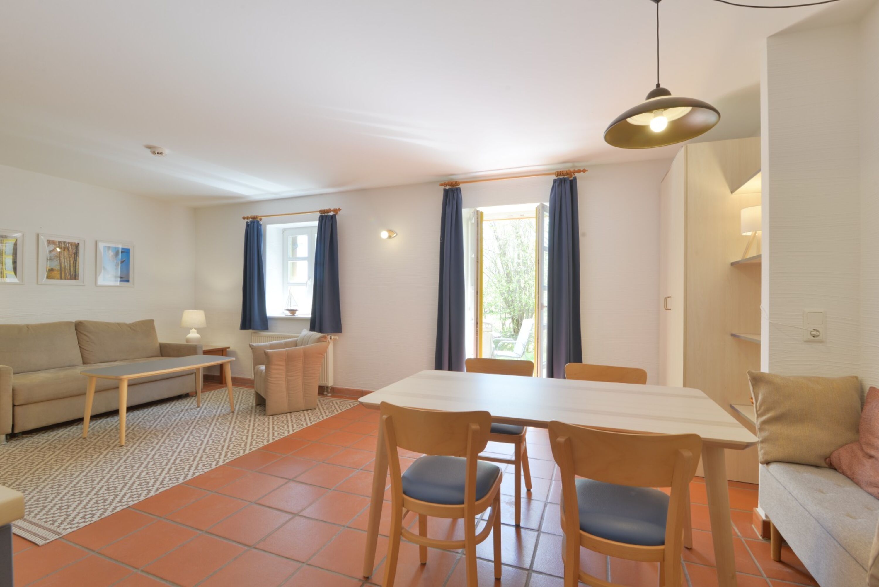 Wohnraum und Essplatz mit Ausgang zur eigenen Terrasse