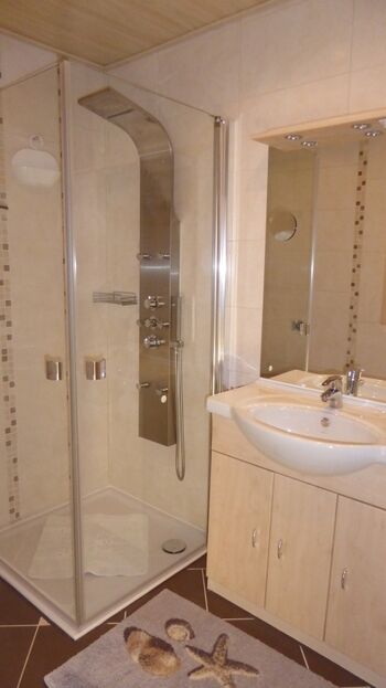 Duschbad mit Regendusche