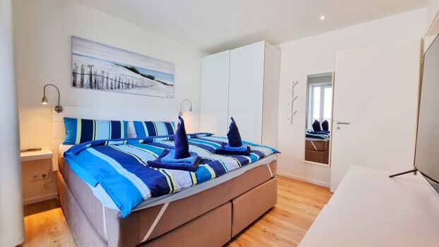 das Doppelbettschlafzimmer mit Meerblick