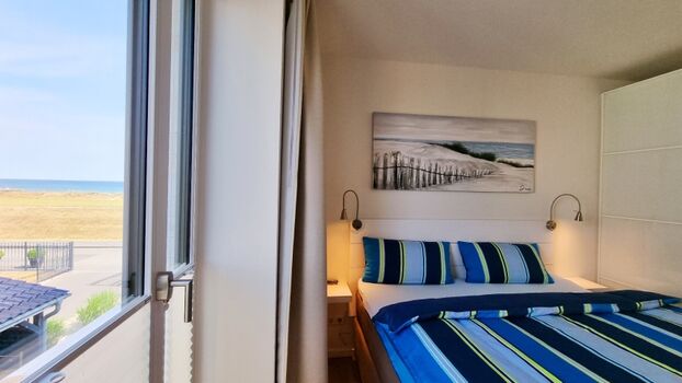 das Doppelbettschlafzimmer mit Meerblick