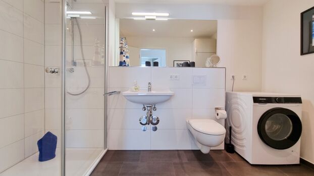 ebenerdiges Duschbad mit Waschmaschine