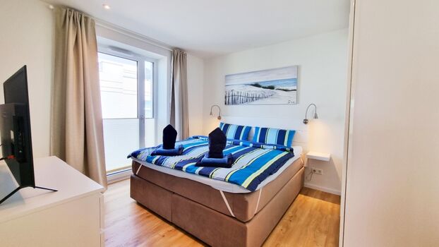 das Doppelbettschlafzimmer mit Meerblick