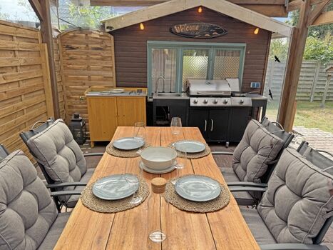 zusätzliche überdachte Außenküche mit Gasgrill