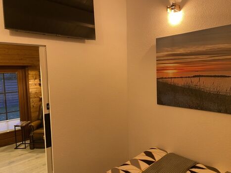 Elternschlafzimmer mit Boxspringbett und Smart-TV