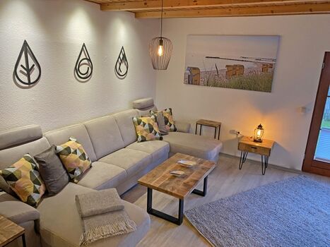 Wohnzimmer und die Eckcouch mit elektrisch verstellbaren Rückenlehnen