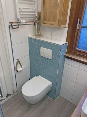 Badezimmer mit Waschmaschine