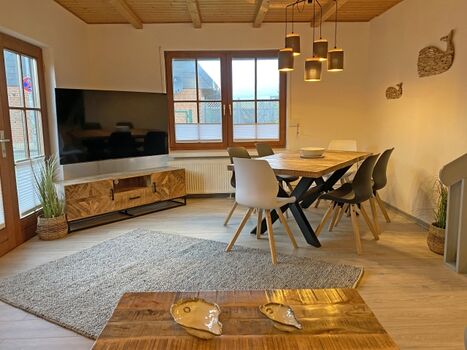 Esstisch für 6 Personen und der 65 Zoll Smart TV