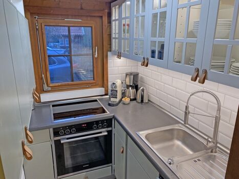 Küche mit Induktionsherd, Geschirrspüler, Kaffeemaschine UND Nespressomacshine