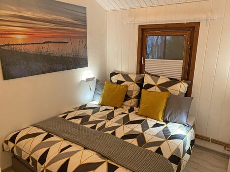 Elternschlafzimmer mit Boxspringbett und Smart-TV