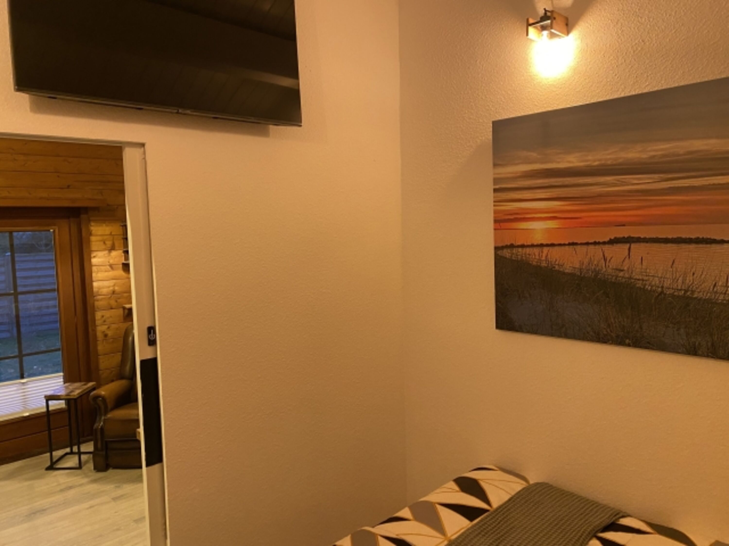Elternschlafzimmer mit Boxspringbett und Smart-TV