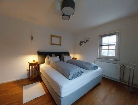 Schlafzimmer mit Boxspringbett