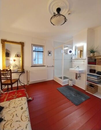 Separate Dusche mit Waschbecken