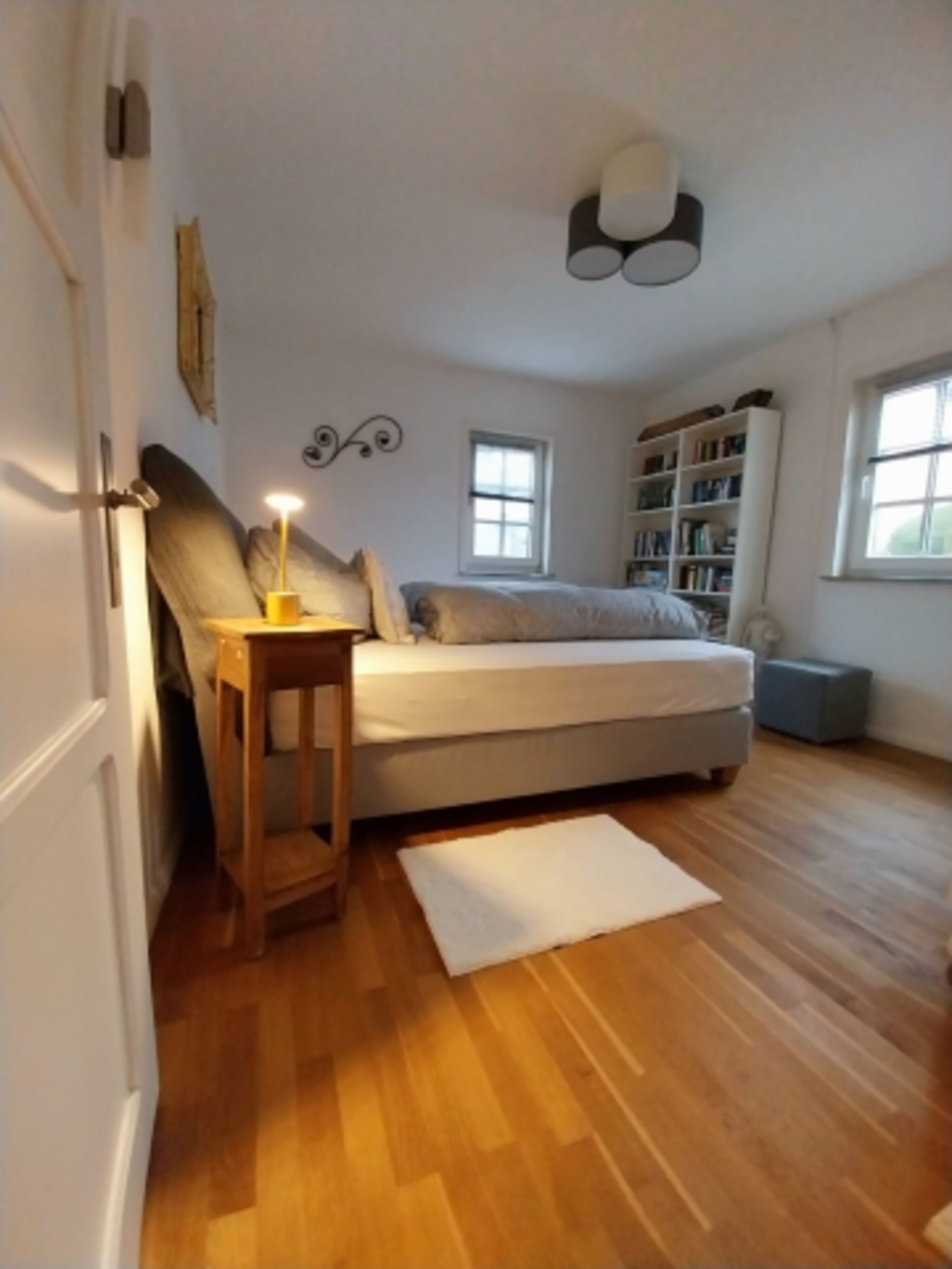 Schlafzimmer mit Blick vom Flur