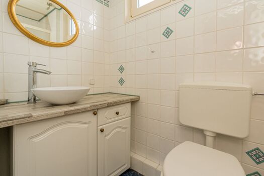 Badezimmer 2 mit Dusche, Toilette und Wasbecken