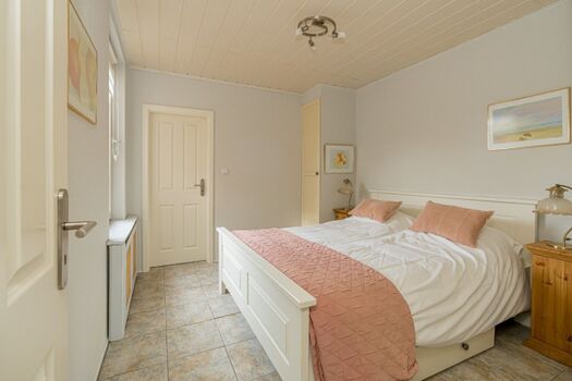 Das Hauptschlafzimmer mit Doppelbett