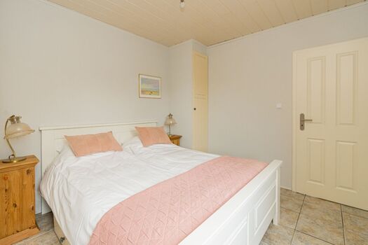 Das Hauptschlafzimmer mit Doppelbett