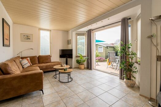 Das helle, gemütlich eingerichtete Wohnzimmer