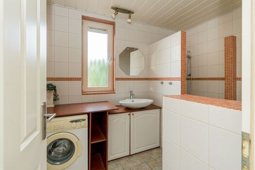 Badezimmer 1 mit Dusche, Toilette und Wasbecken