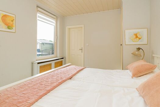 Das Hauptschlafzimmer mit Doppelbett