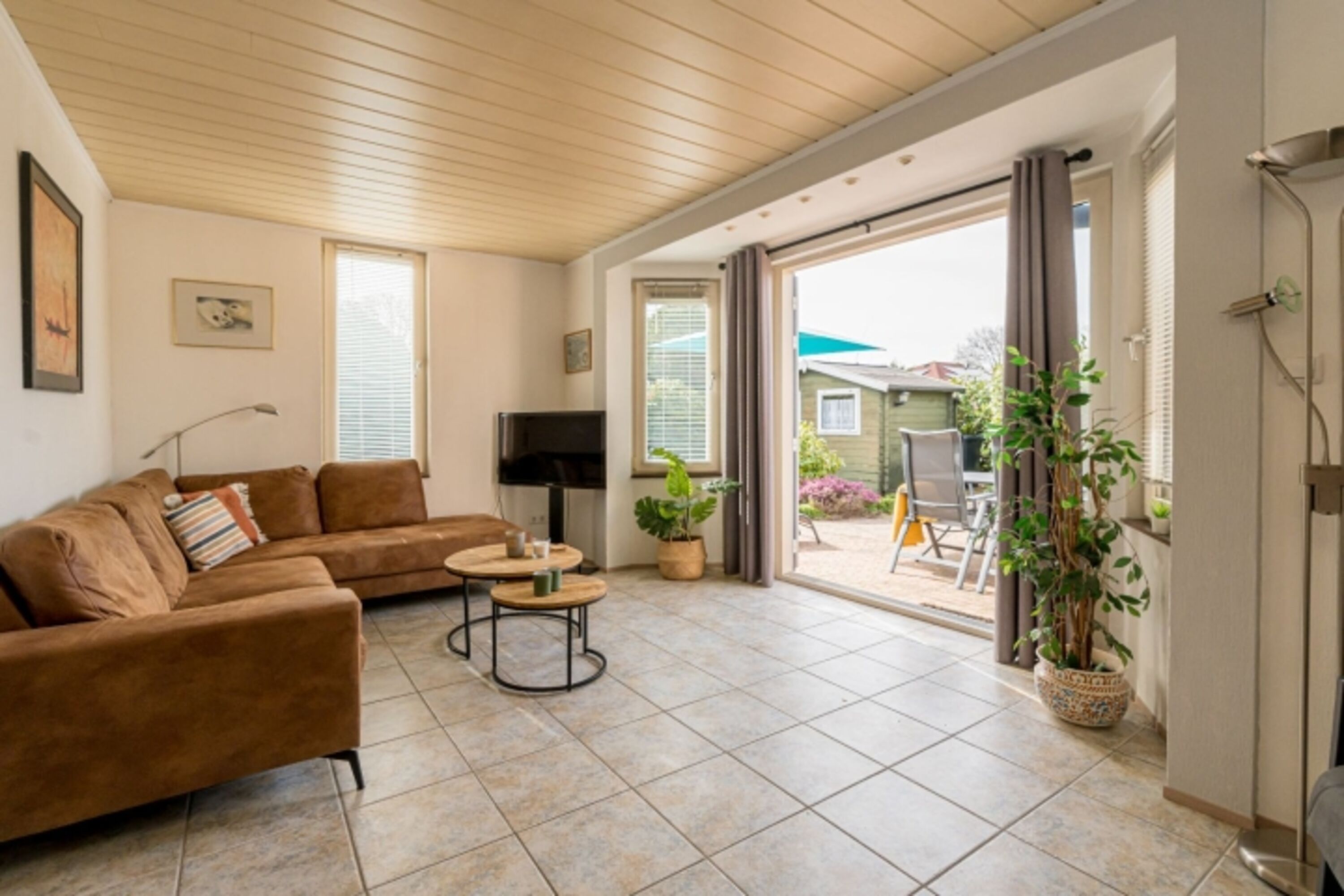 Das helle, gemütlich eingerichtete Wohnzimmer