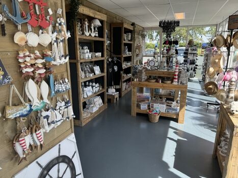 mit Souvenirs und Lebensmitteln