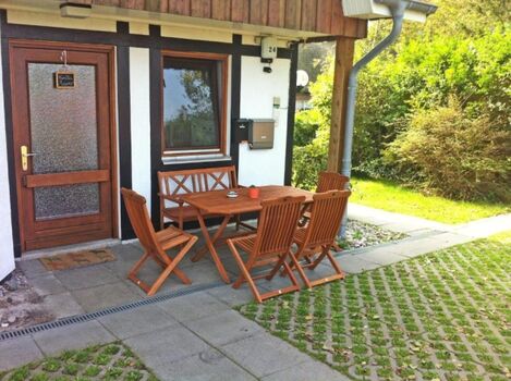 überdachte Terrasse mit Gasgrill