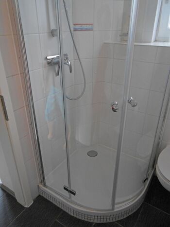 große Dusche im Badezimmer