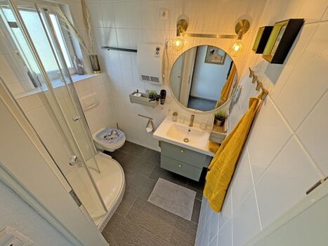 Badezimmer mit Fenster