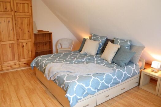 Elternschlafzimmer mit großem Schrank