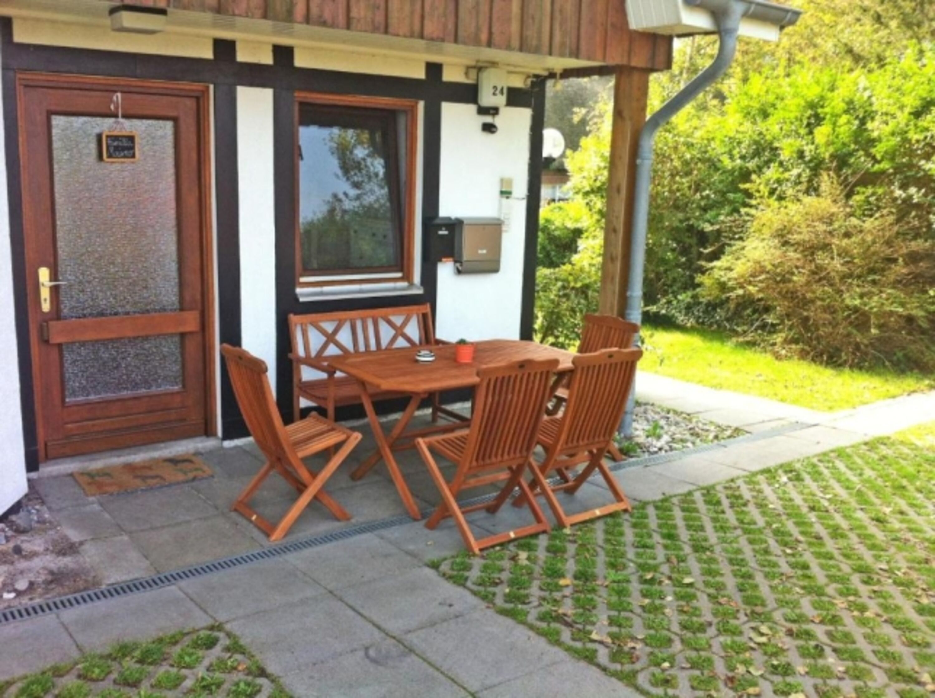 überdachte Terrasse mit Gasgrill
