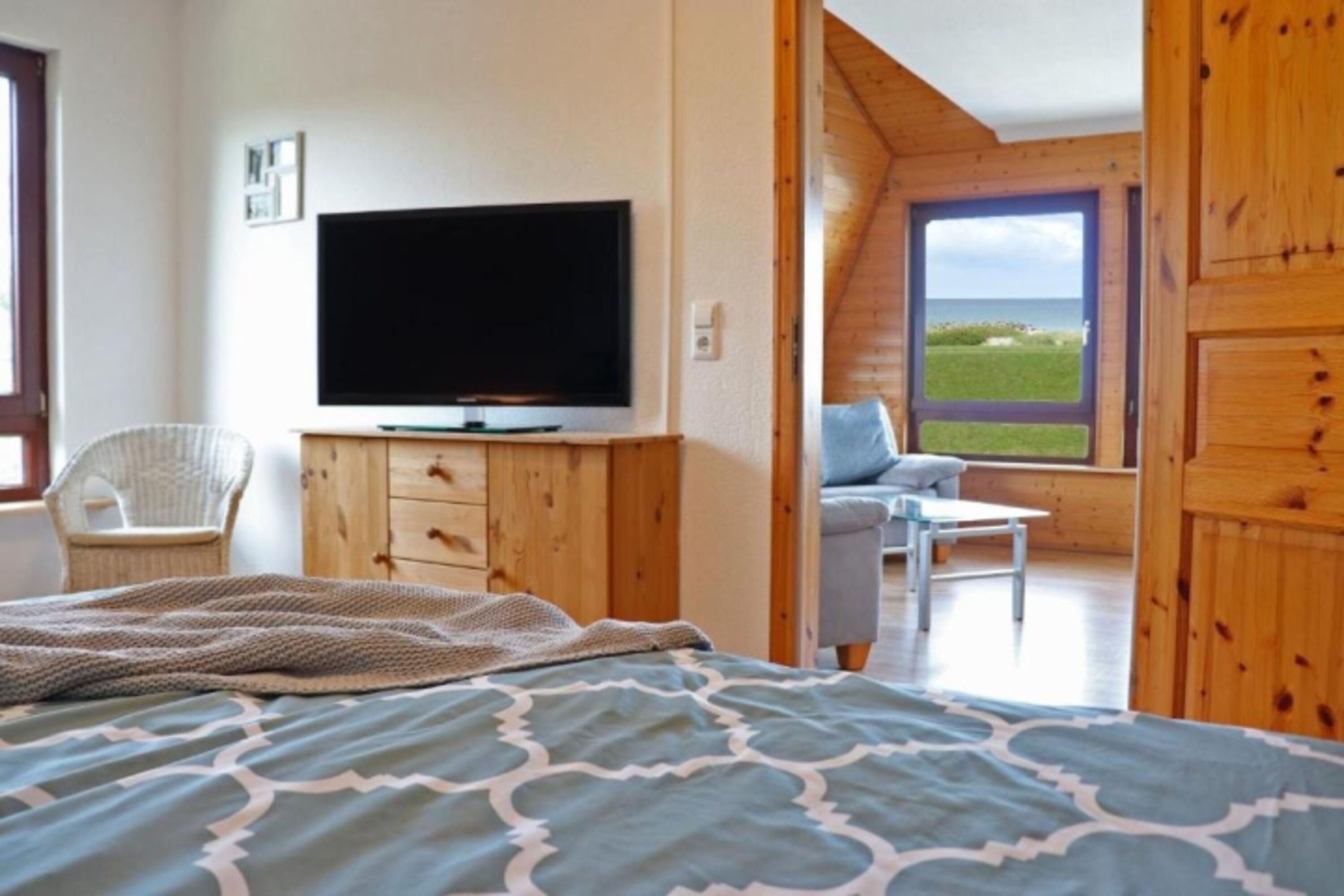 Meerblick aus dem Bett und Smart-TV