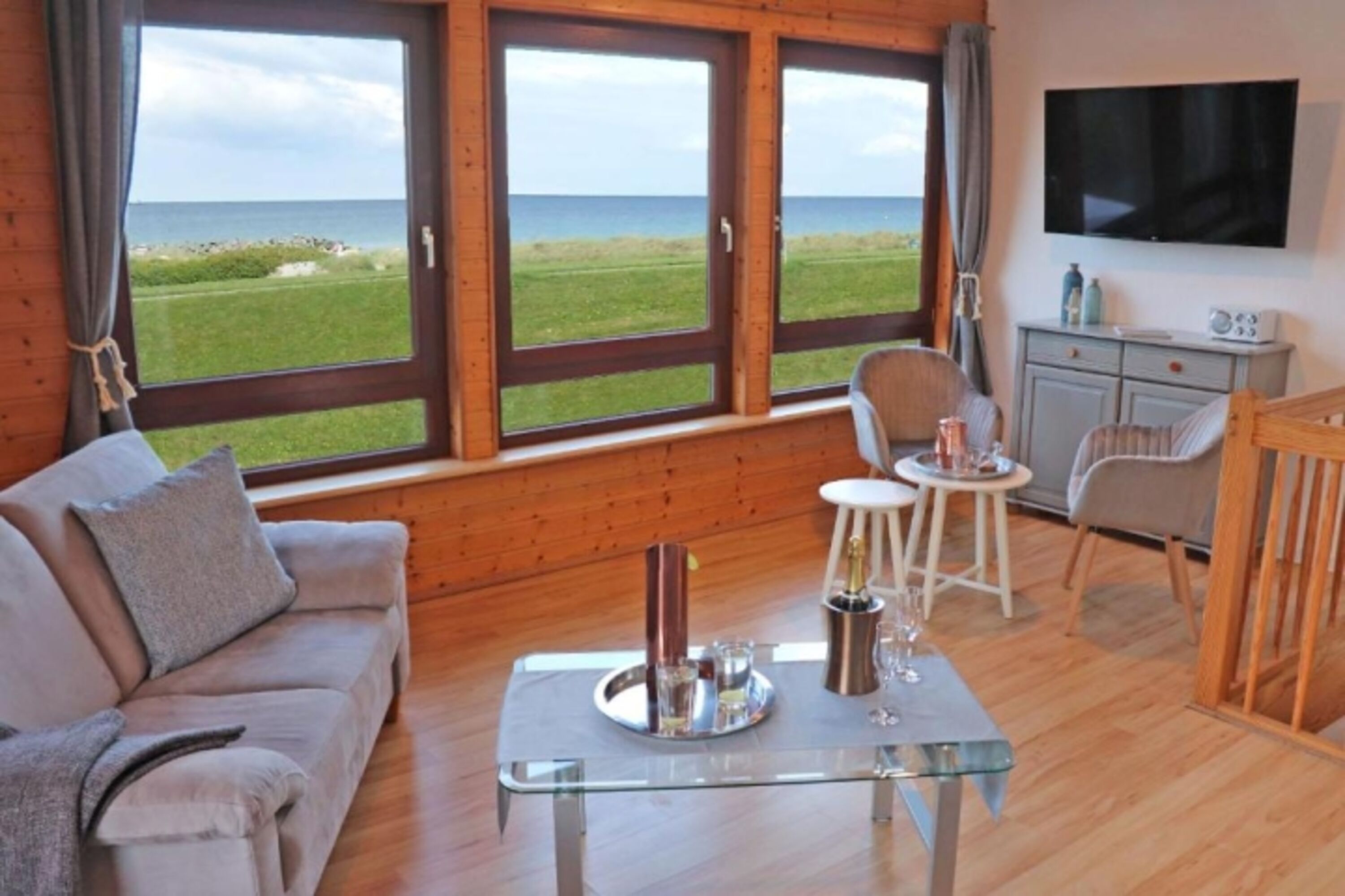 Wohnzimmer mit Meerblick und Smart-TV