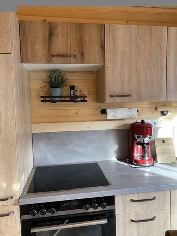 Küche mit Geschirrspüler, Backofen, Cerankochfeld, Kühl- und Gefrierschrank