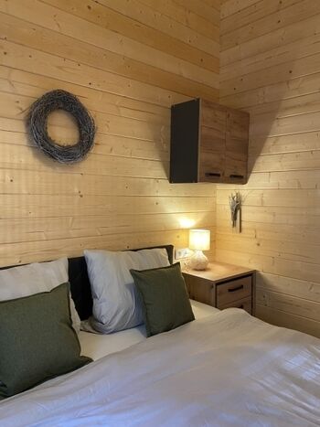 Ruhig gelegene Schlafzimmer mit ausreichend Stauraum 